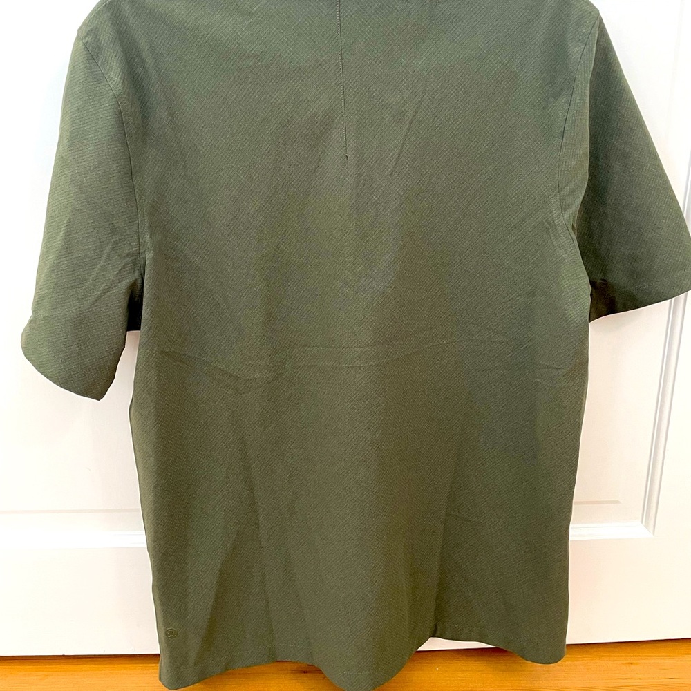 Men’s lululemon 4 button casual shirt - perfect for casual at the office.